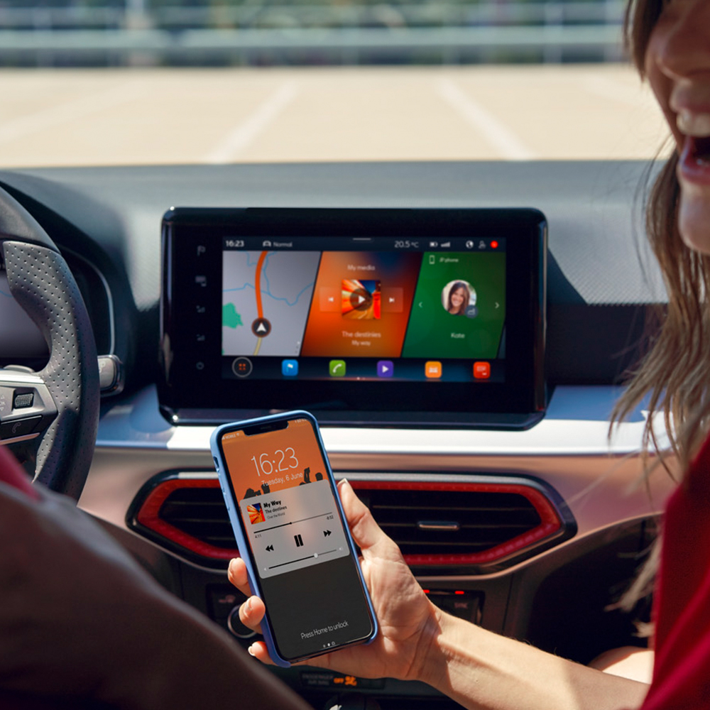 Een smartphone draadloos verbonden met de auto via Full Link