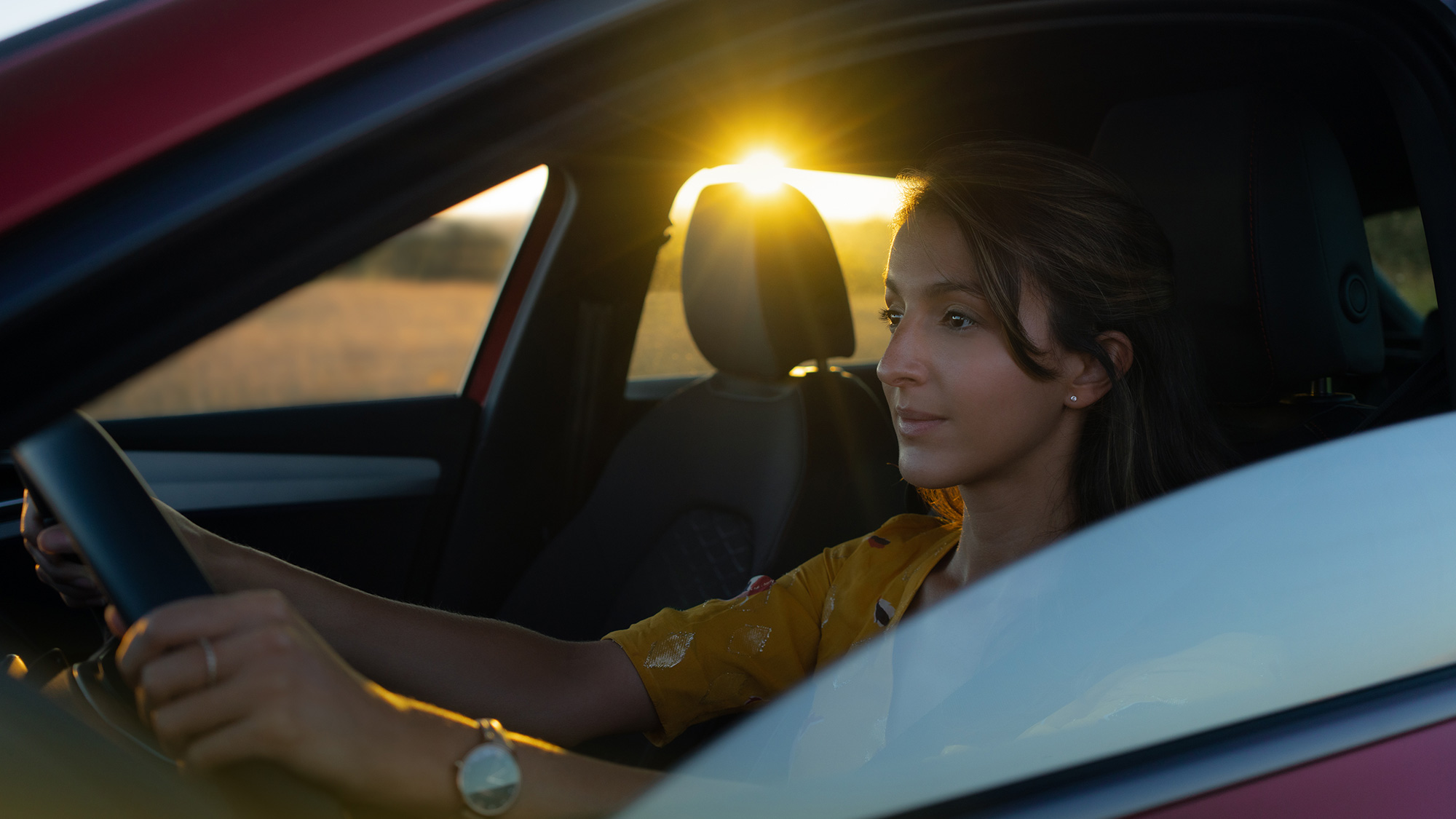 Vrouw rijdt in SEAT Leon