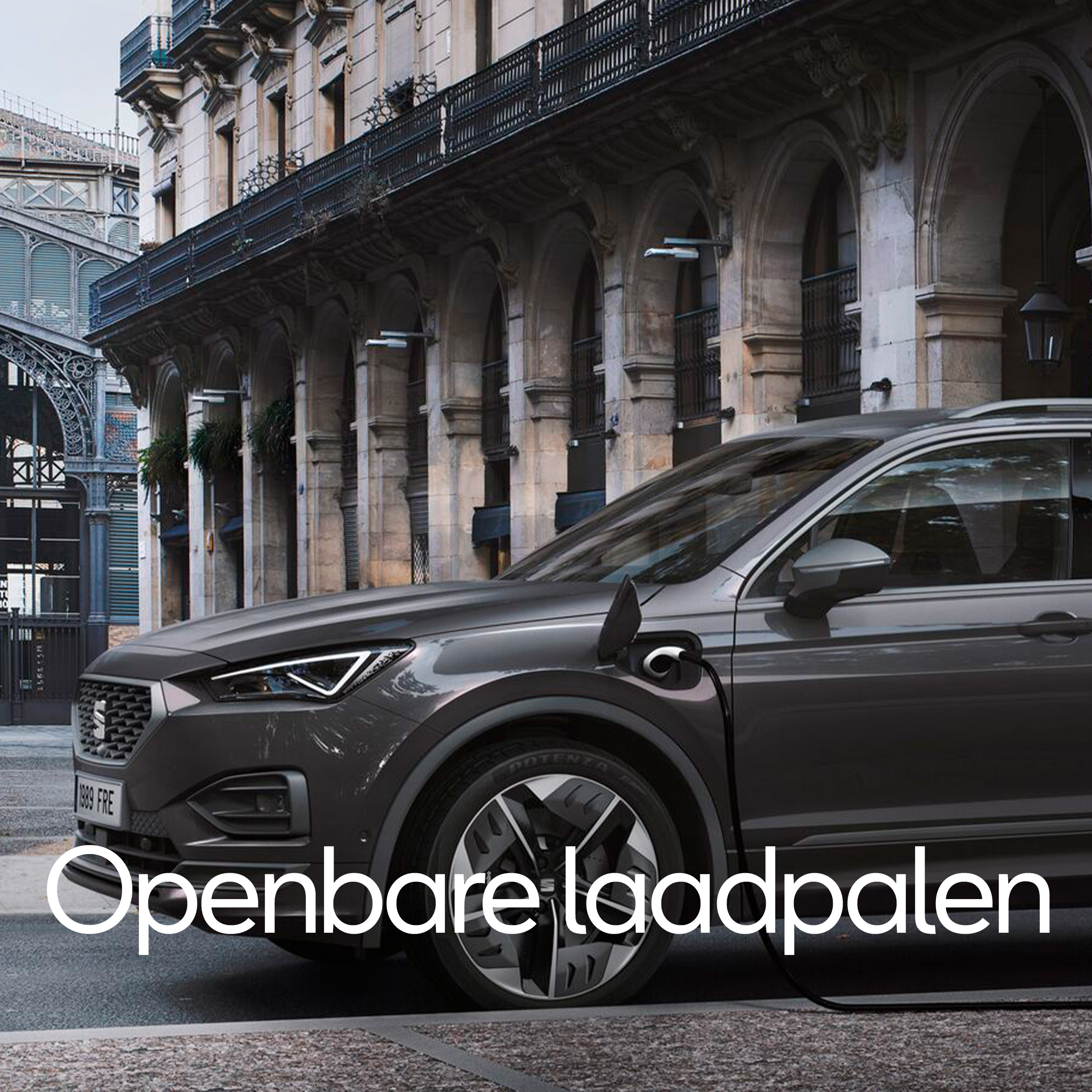 SEAT Tarraco in de stad aan de laadpaal