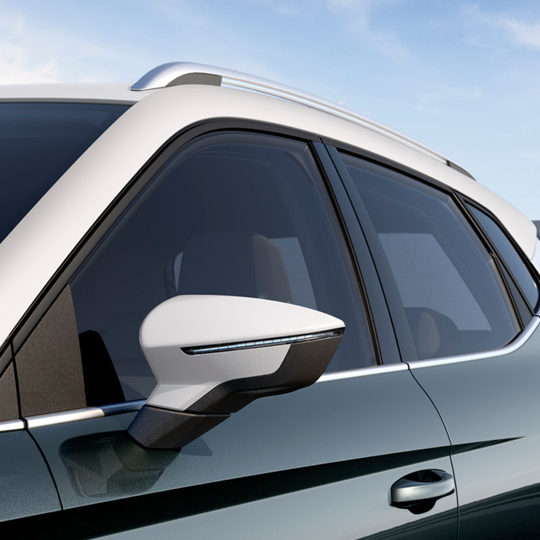 Close-up van de buitenspiegel van de SEAT Arona met het dak en de spiegel in een andere kleur