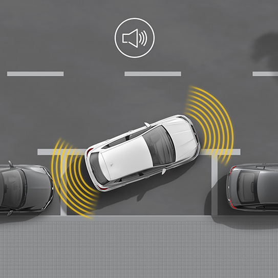 Een SEAT Ibiza wordt moeiteloos in een parkeervak geparkeerd met hulp van de parkeersensoren vóór en achter