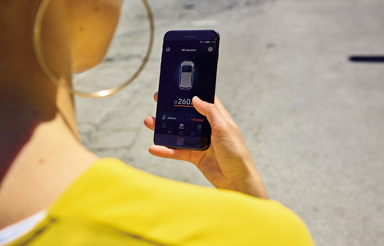 Vrouw met SEAT CONNECT geopend op haar mobiel