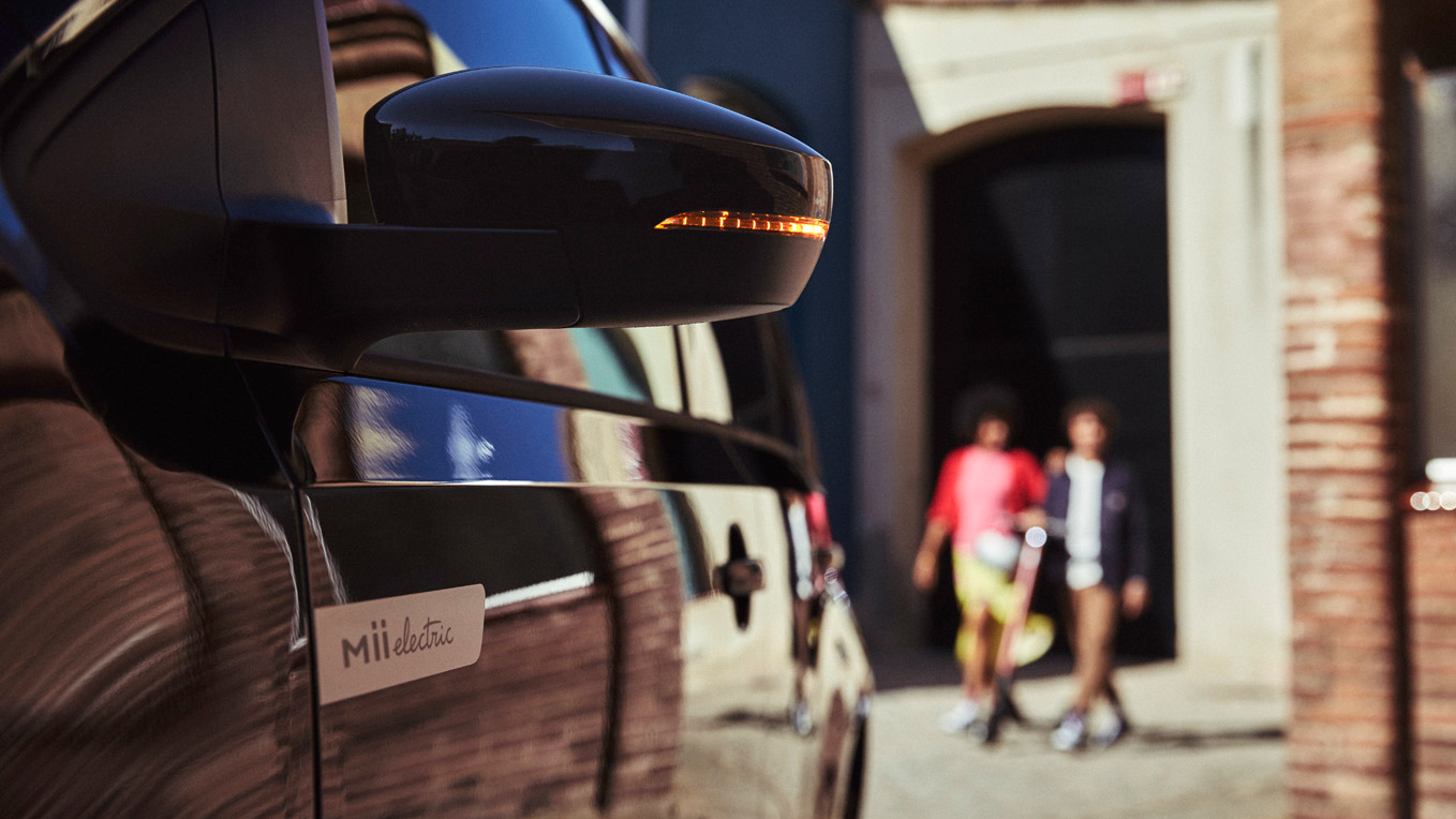 Close-up zijaanzicht van de linker zijspiegel van de SEAT Mii electric