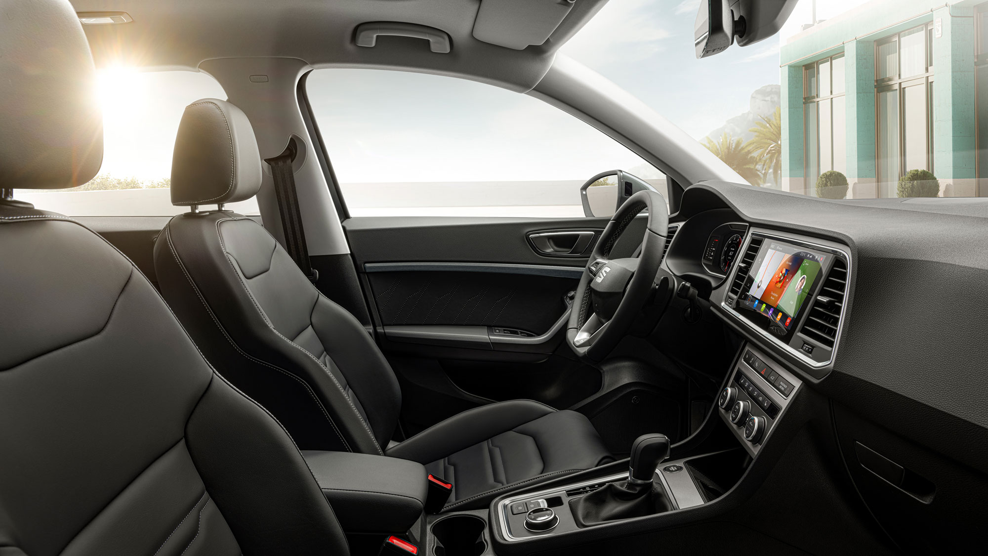 Zijaanzicht van de cockpit van de SEAT Ateca met de comfortabele stoelen