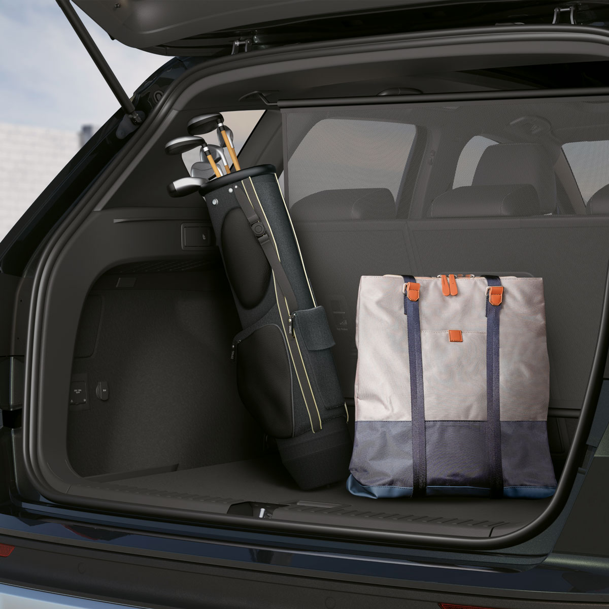 De kofferbak van de nieuwe SEAT Ateca met daarin een grote shopper en een grote golftas