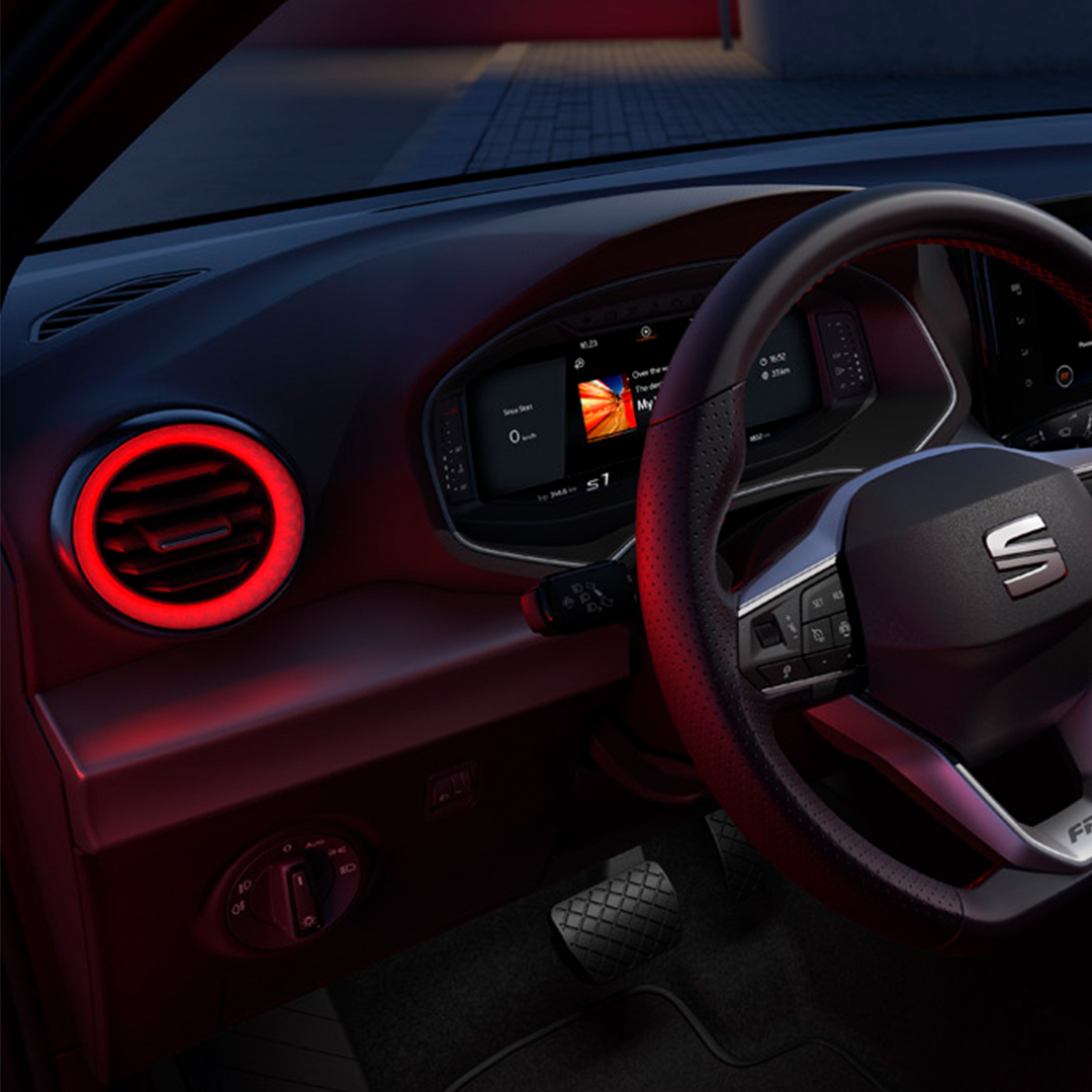 Rood verlichte luchtuitstroomroosters in de SEAT Ibiza