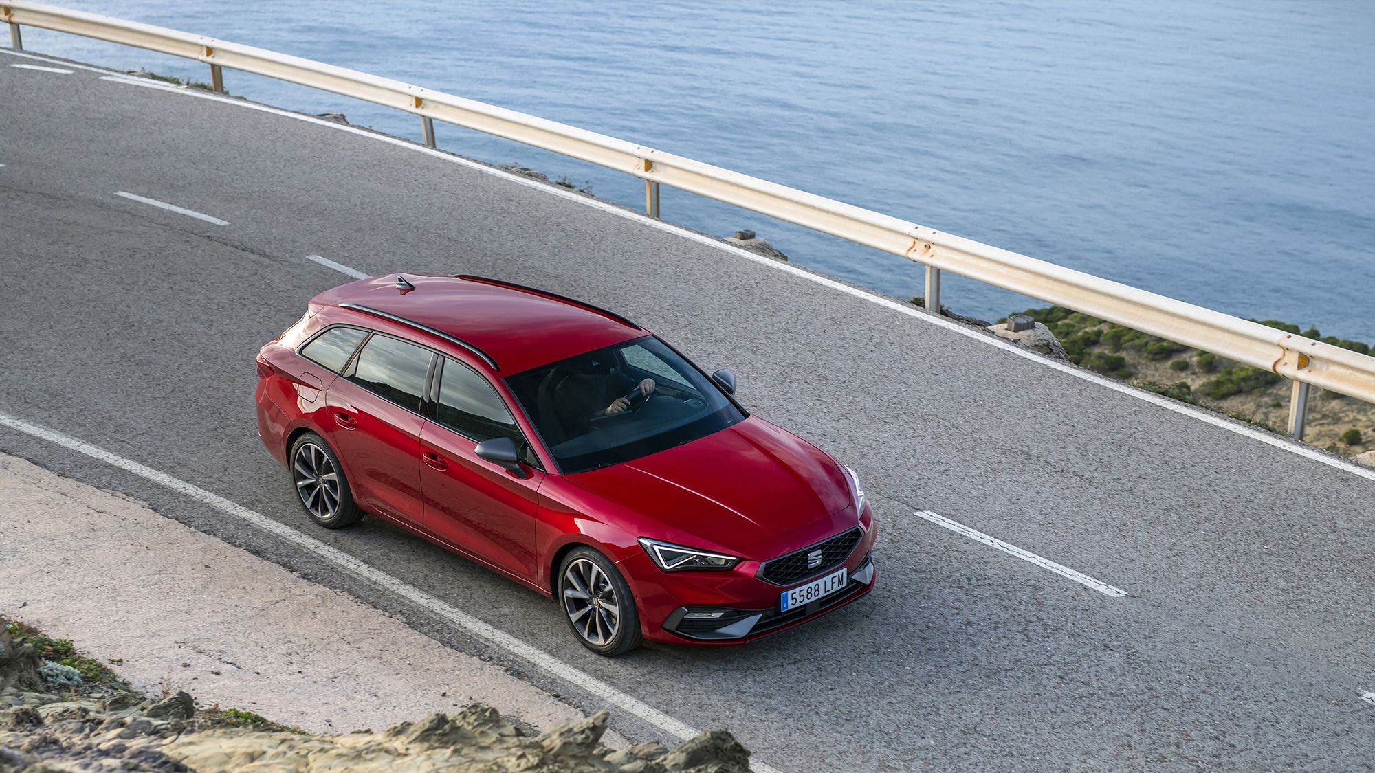 SEAT Leon rijdt op de weg