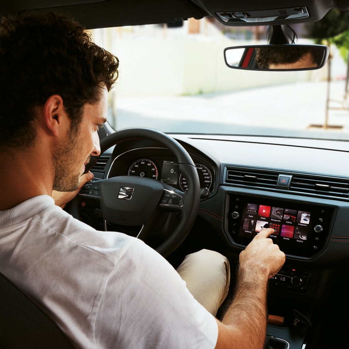 Man bestuurt touch screen in SEAT Leon