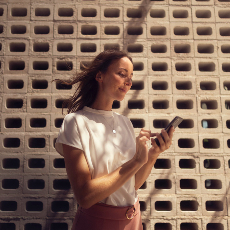 Vrouw kijkt op haar telefoon