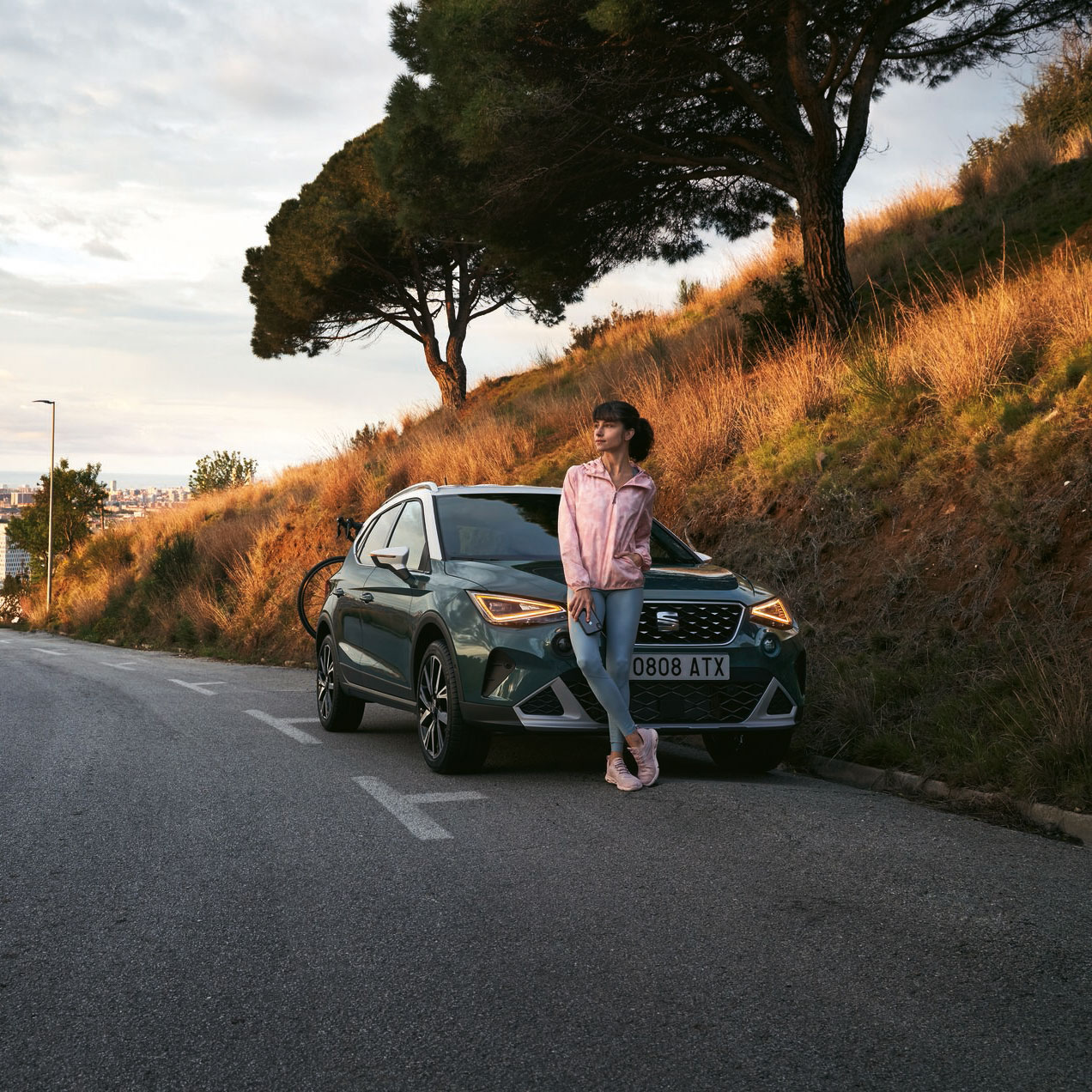 Vrouw bij haar SEAT Arona