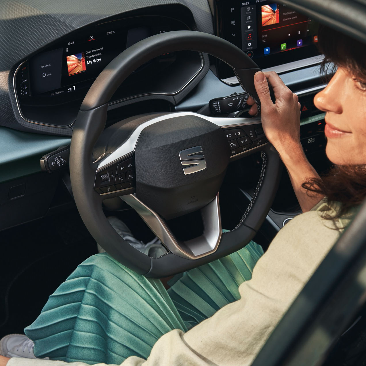 Vrouw in haar SEAT Arona
