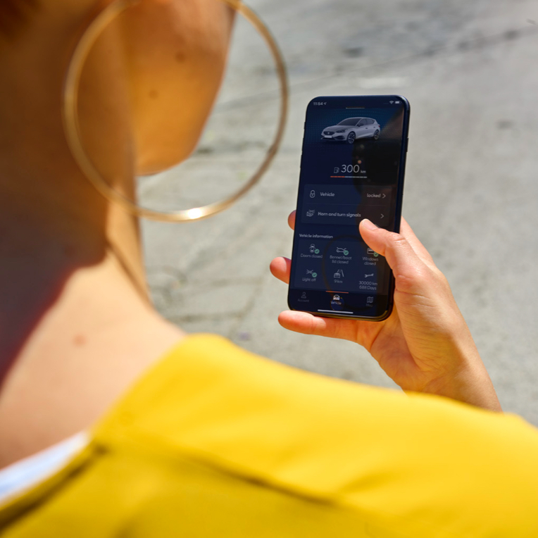 Vrouw check haar SEAT App