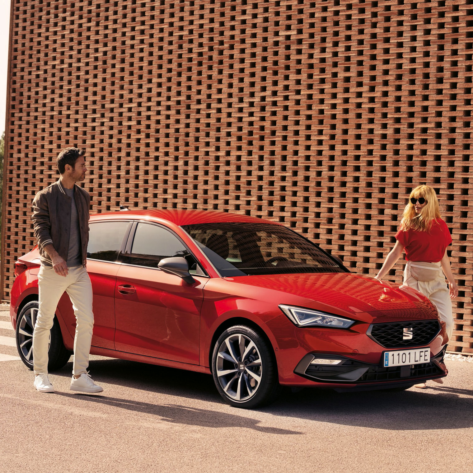 Man en vrouw bij SEAT Leon 5d