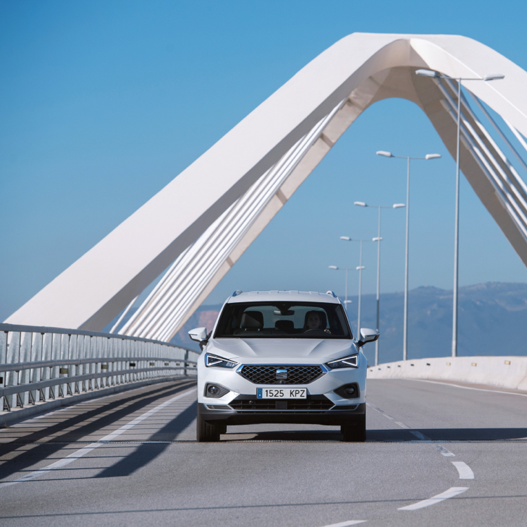 SEAT Tarraco rijdt over een brug