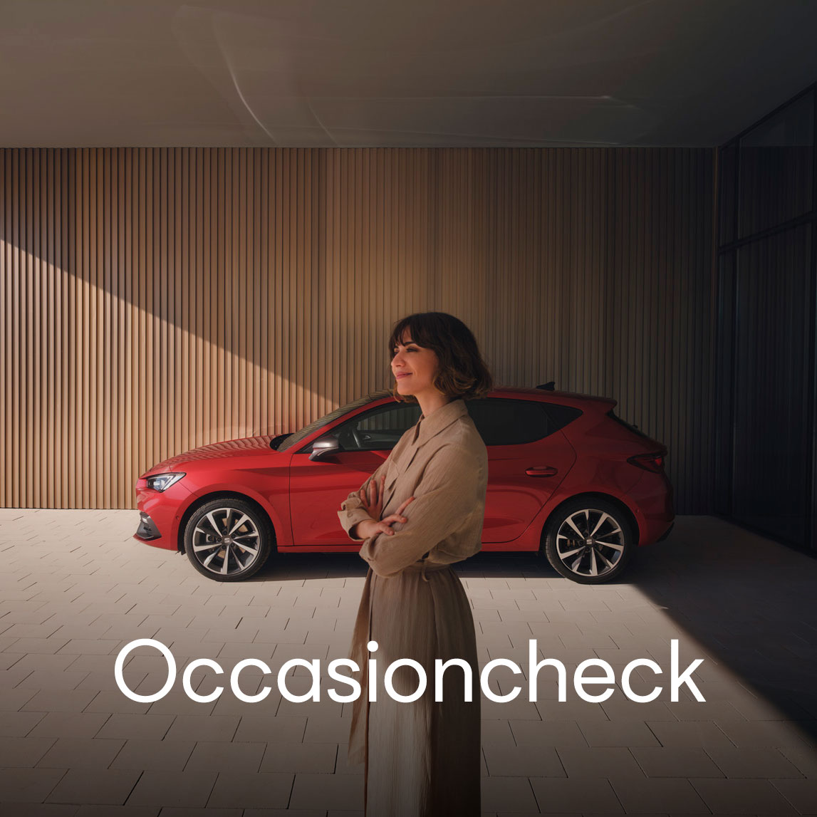 Vrouw staat voor haar SEAT Leon