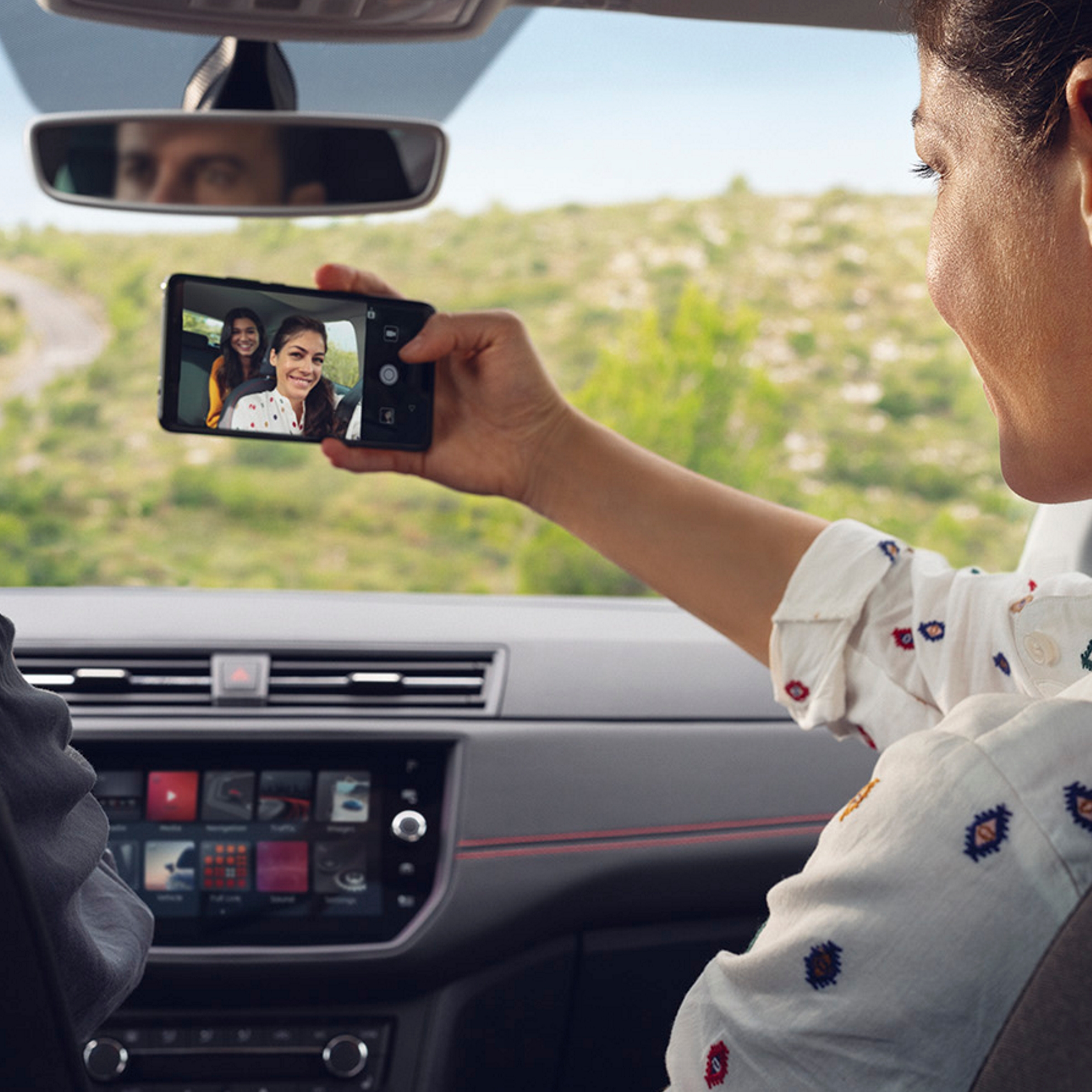 Vrouw maakt selfie in SEAT