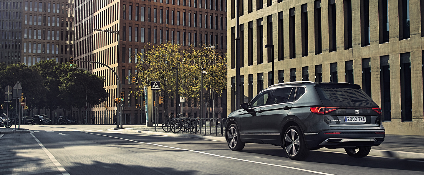 SEAT Tarraco rijdt in de stad