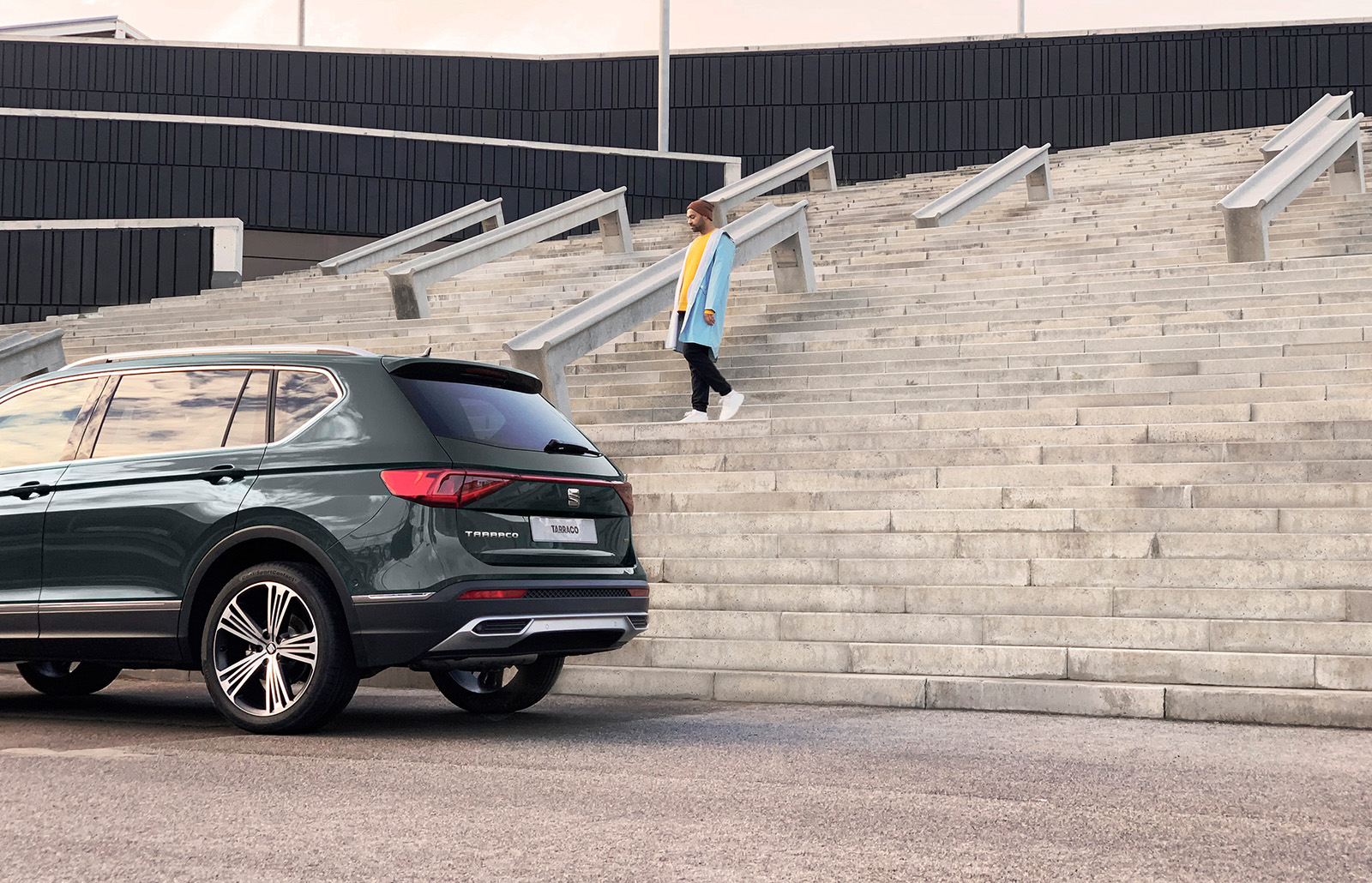 SEAT Tarraco naast een grote trap