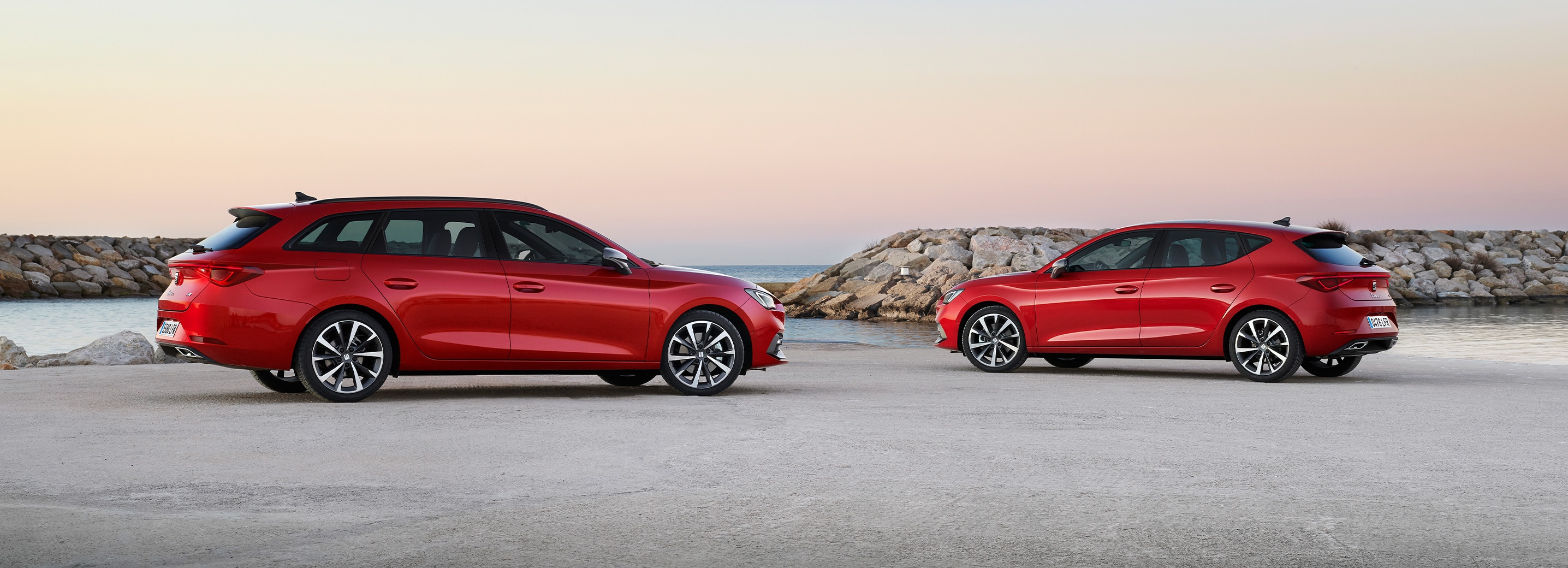 Rode SEAT Leon en Leon Sportstourer naast elkaar