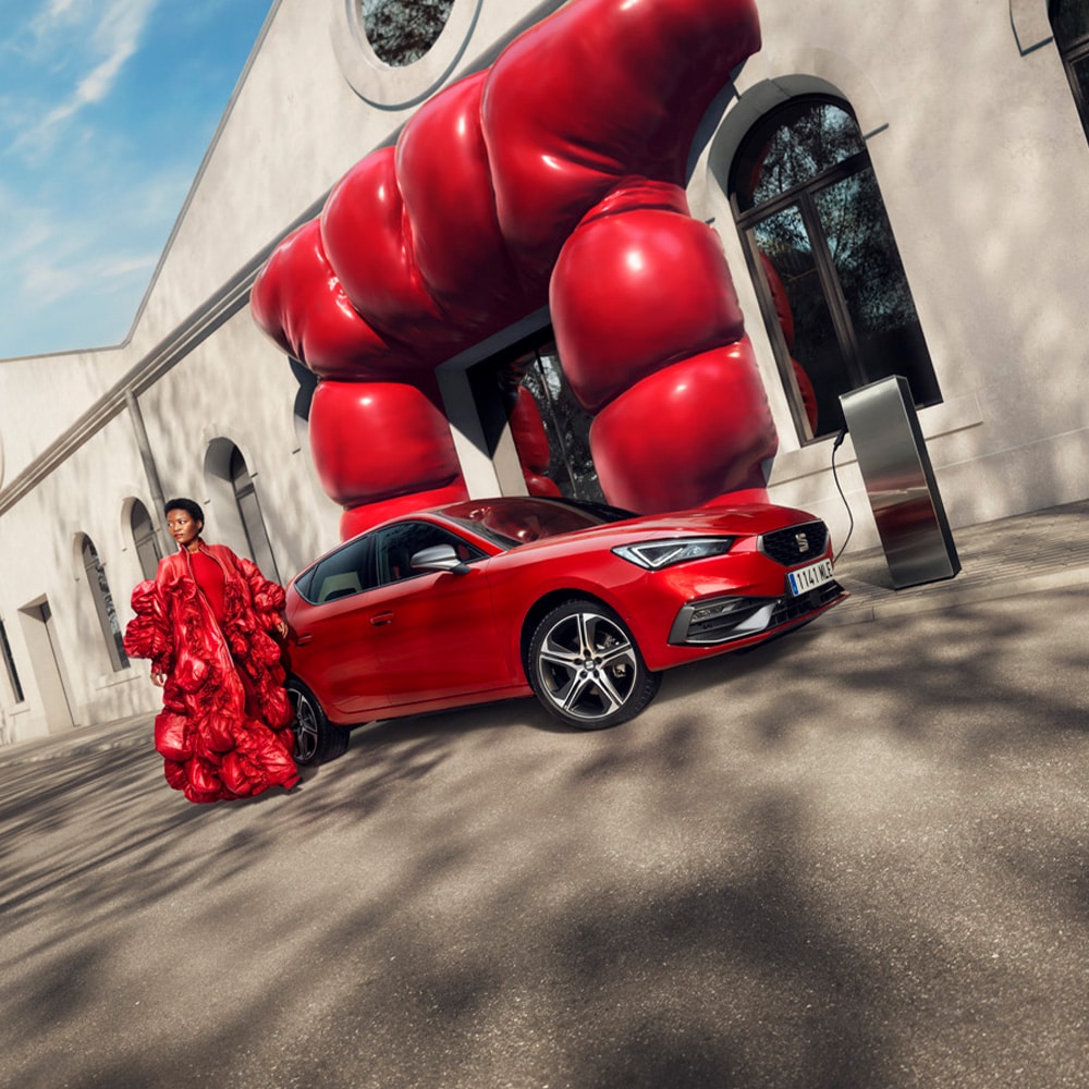 SEAT leon aan laadpaal