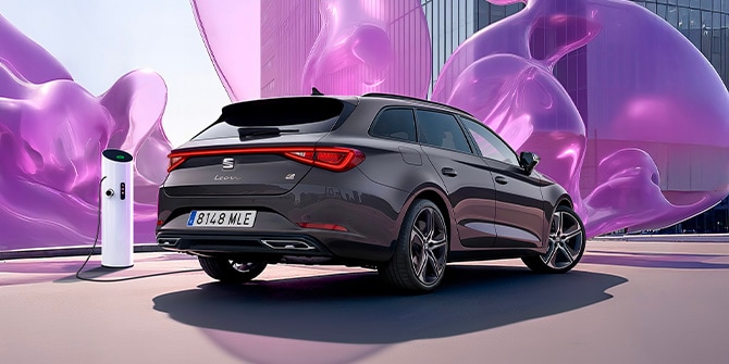 seat leon sportstourer plug-in hybride aan de laadpaal