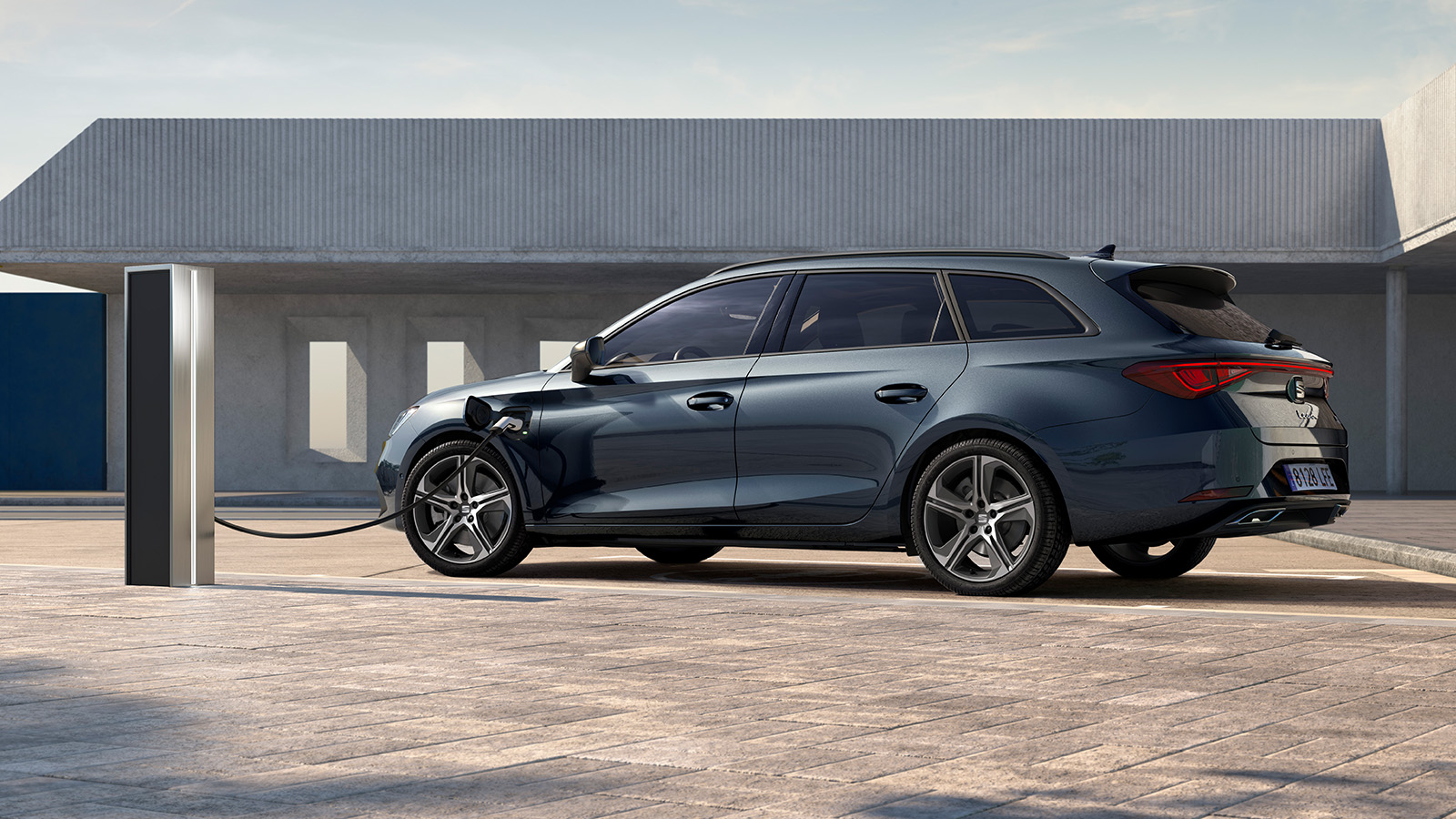 seat leon hatchback plug-in hybride aan de laadpaal van achter