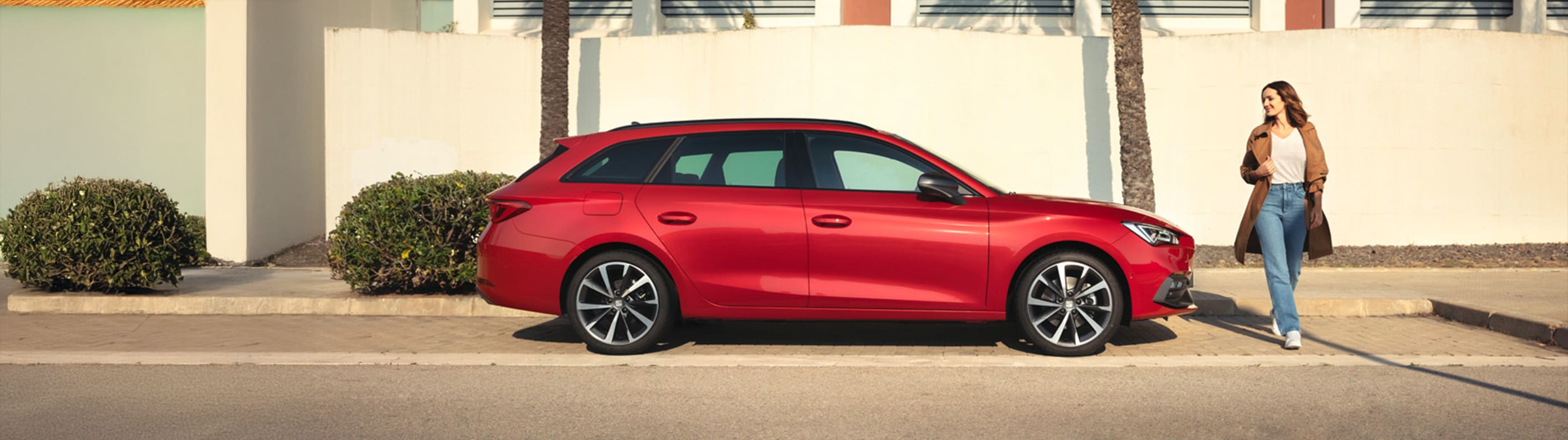 seat leon sportstourer plug-in hybride geparkeerd vrouw loopt er voorlangs