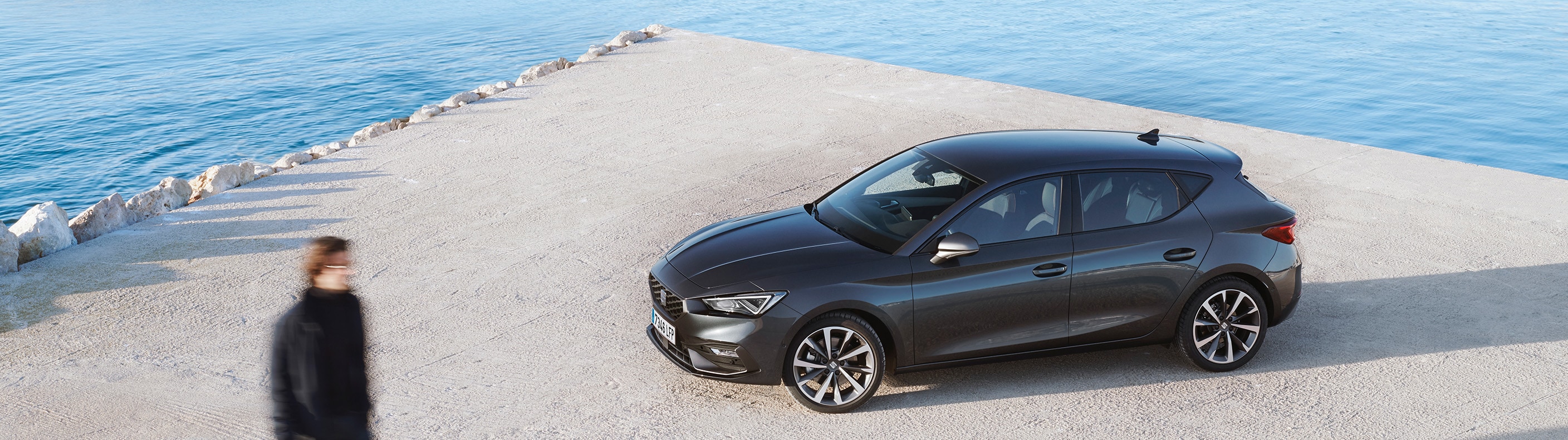 SEAT Leon FR mild hybrid hatcback in Magnetic Tech grijs aan de kust op de kade