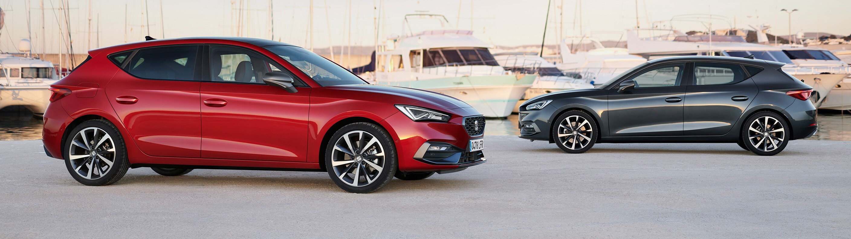 SEAT Leon FR mild hybrid hatcback in Desire Red en Magnetic Tech grijs in de haven