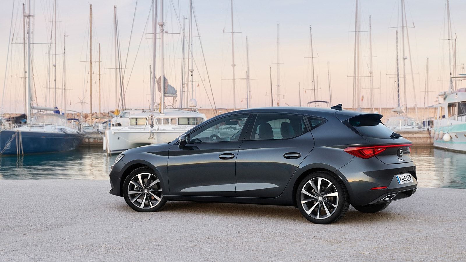 SEAT Leon FR mild hybrid hatcback in Magnetic Tech grijs in de haven geparkeerd langs het water