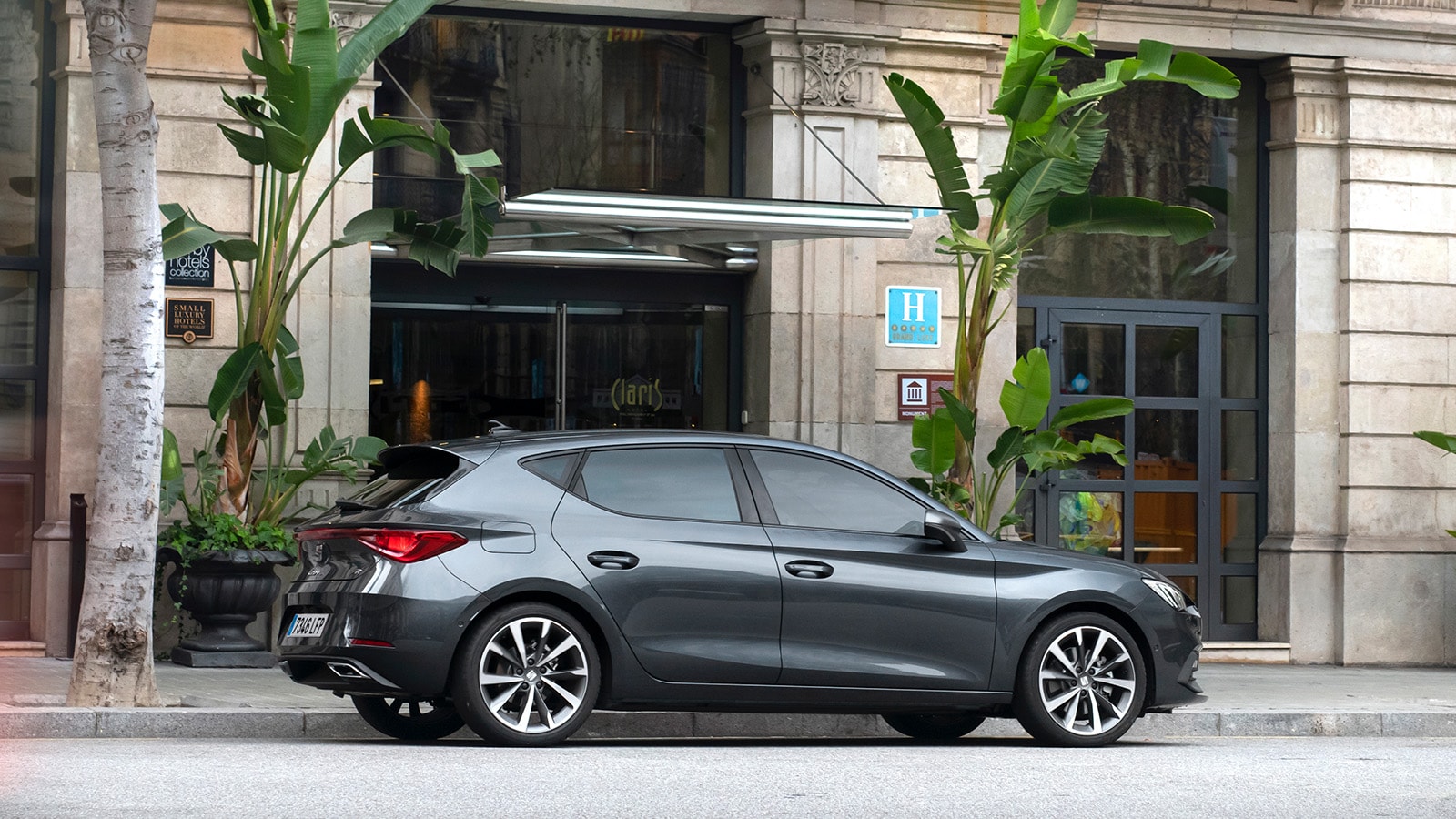 SEAT Leon FR mild hybrid hatcback in Magnetic Tech grijs in de stad geparkeerd langs de straat