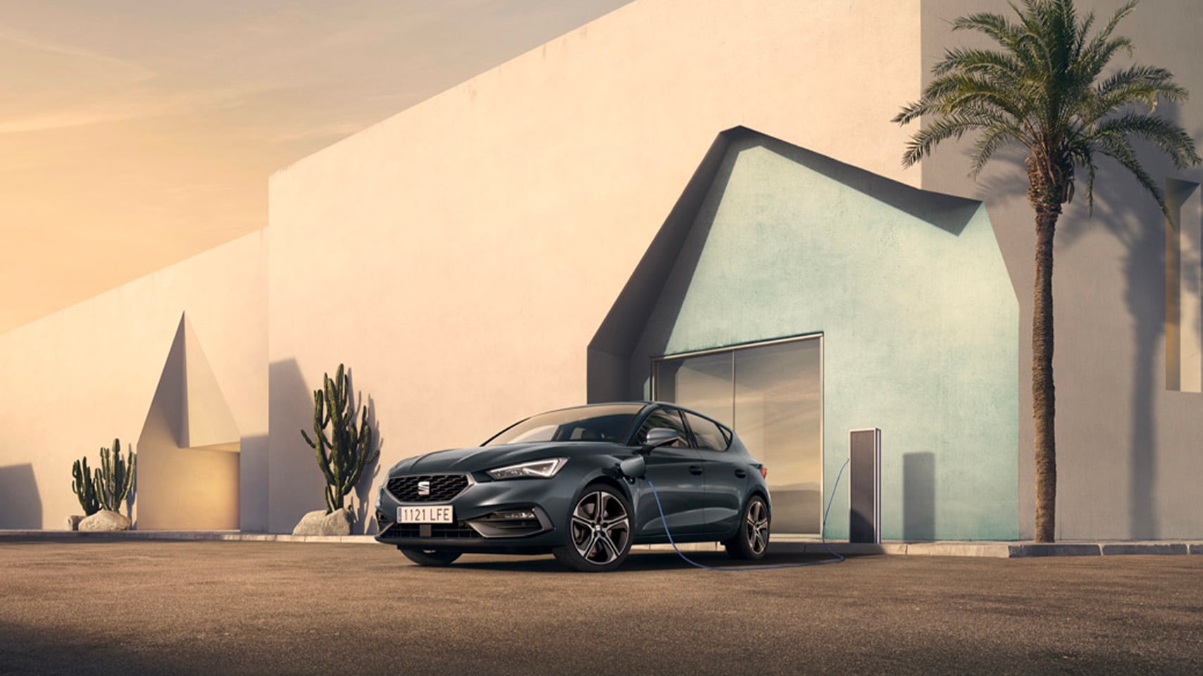 seat leon hatchback plug-in hybride aan de laadpaal