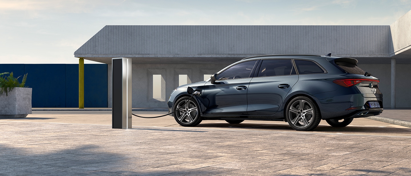 SEAT Leon Sportstourer FR Plug-in Hybrid stationwagen Magnetic Tech grijs aan de laadpaal