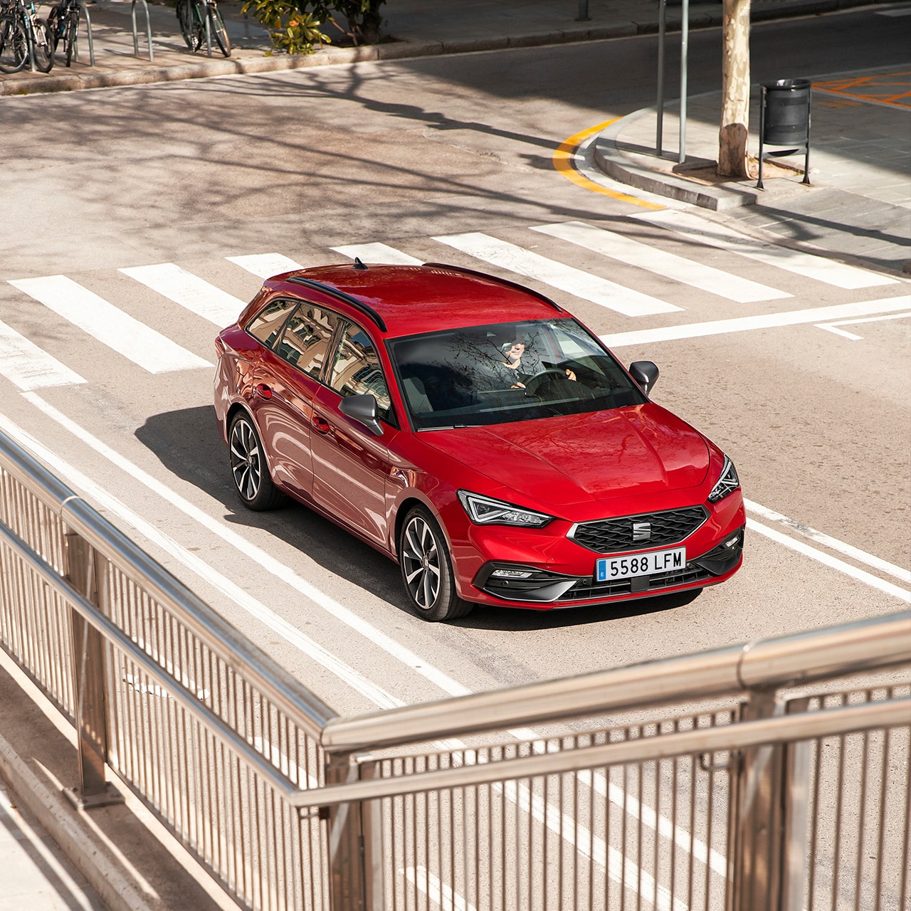 SEAT Leon Sportstourer FR Plug-in Hybrid stationwagen Desire red in de stad