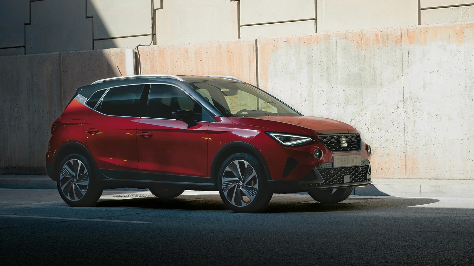 Een rode SEAT Arona FR