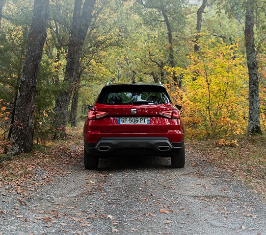 Rode SEAT Arona achteraanzicht