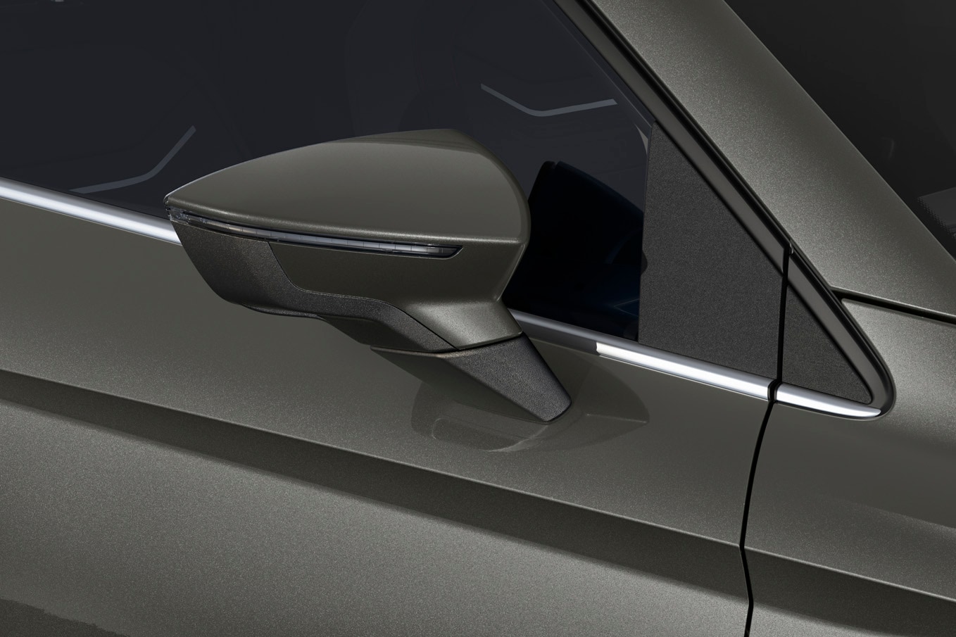 Seat Leon in cliff grey met een metallic afwerking, van dichtbij van de carrosserie.