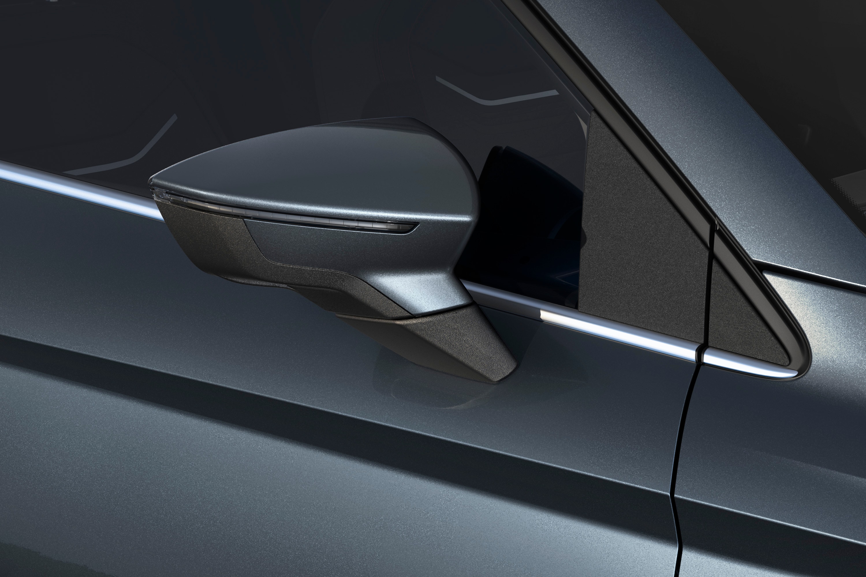 Seat Leon in magnetic tech met een speciale metallic afwerking, van dichtbij.
