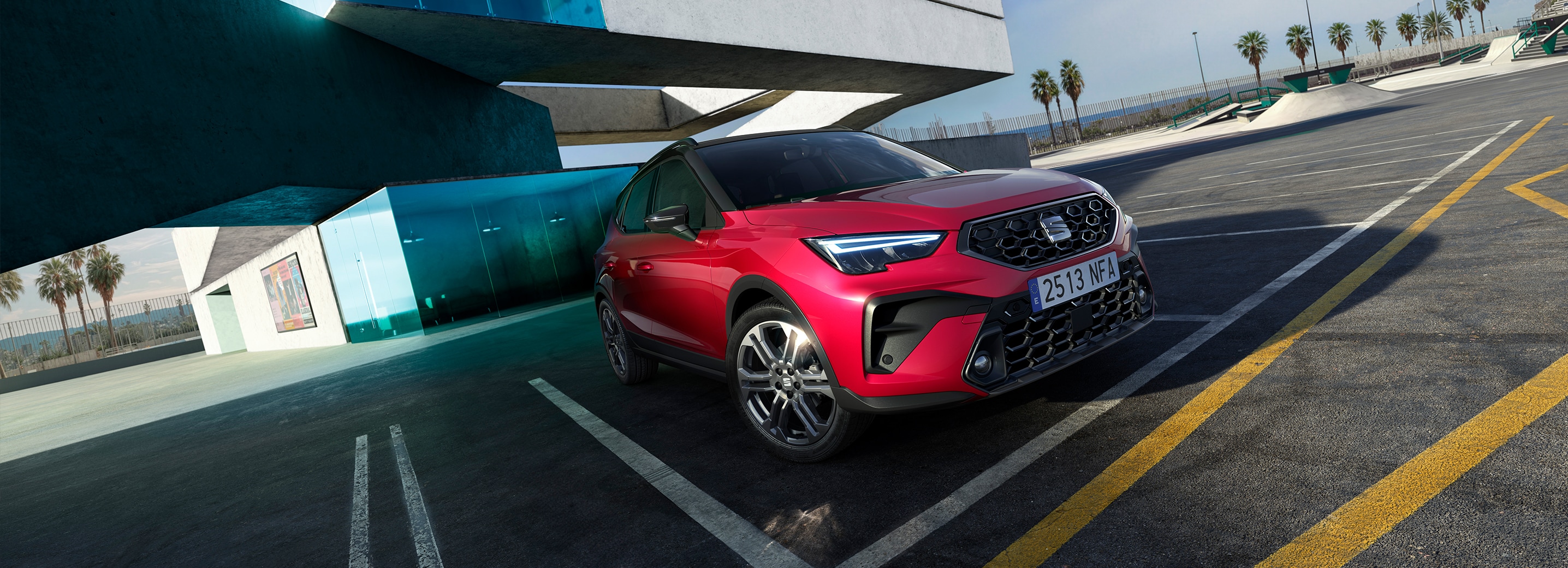 Blauwe SEAT Ibiza in FR uitvoering met Barcelona op de achtergrond