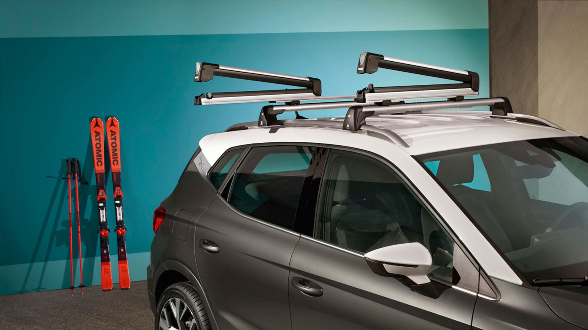 SEAT Arona met allesdrager en op de achtergrond een ski-set