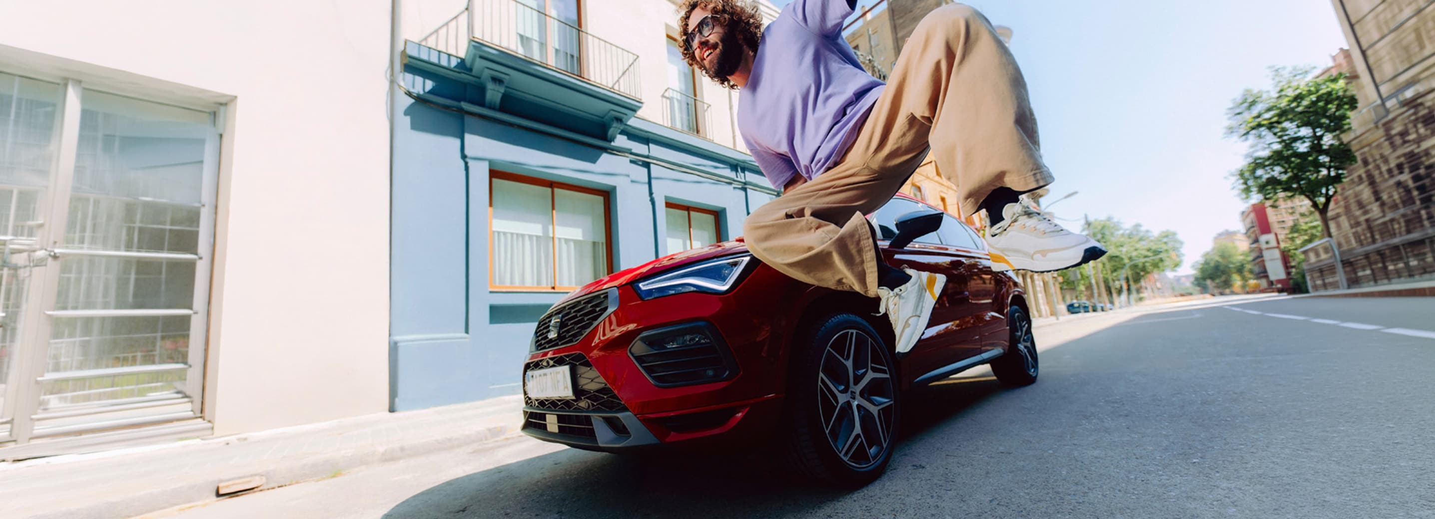 SEAT Ateca op straat met springende man ernaast