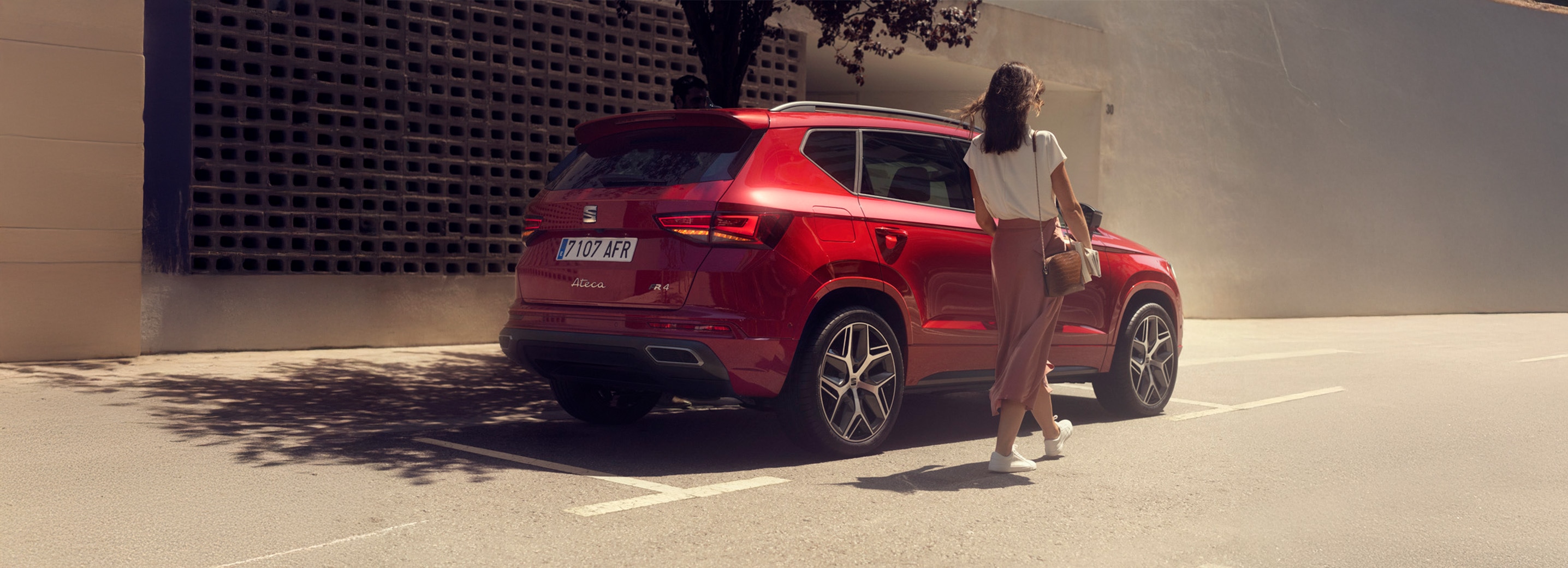 Rode SEAT Ateca met vrouw ernaast