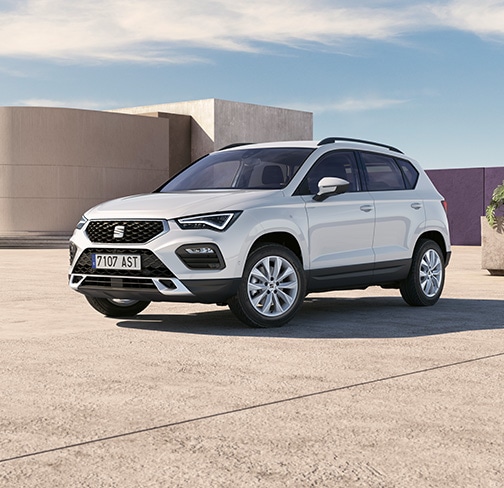 Vooraanzicht van een witte SEAT Ateca