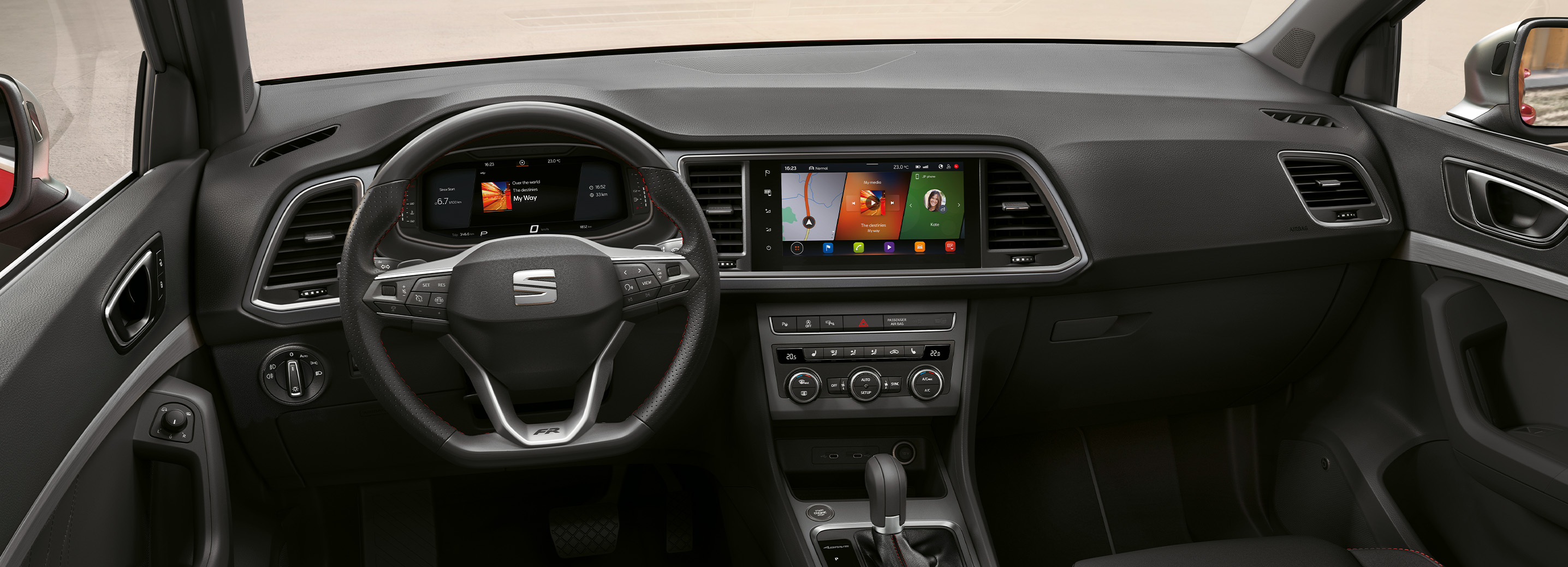 Interieur van de SEAT Ateca met daarin o.a. het multifunctionele stuurwiel en mediasysteem