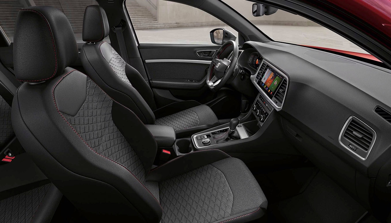 Interieur van de SEAT Ateca met FR stoffen comfortstoelen