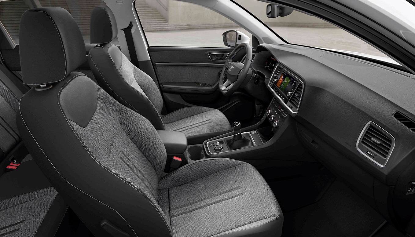 Interieur van de SEAT Ateca met stoffen comfortstoelen.