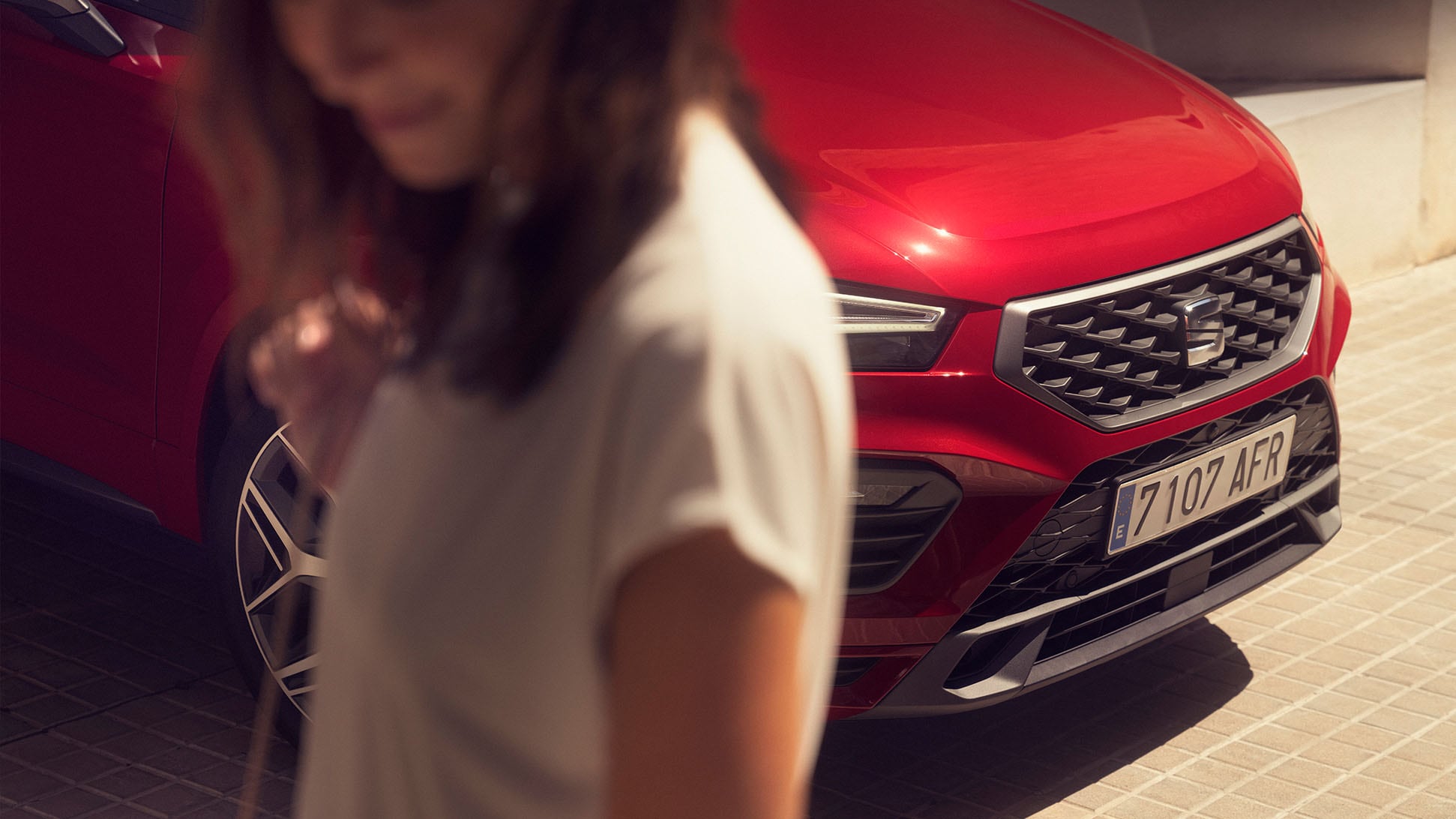 Vrouw naast rode SEAT Ateca FR