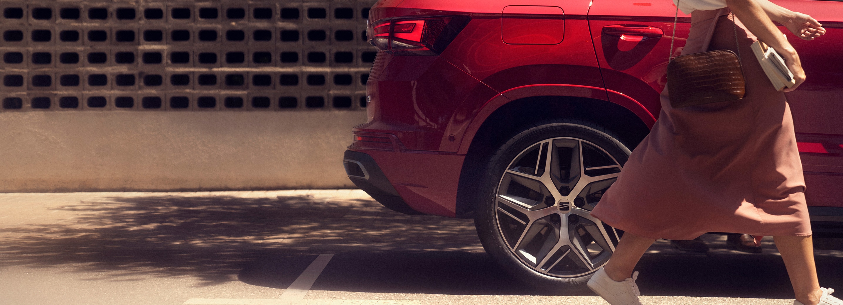 Vrouw naast rode SEAT Ateca FR