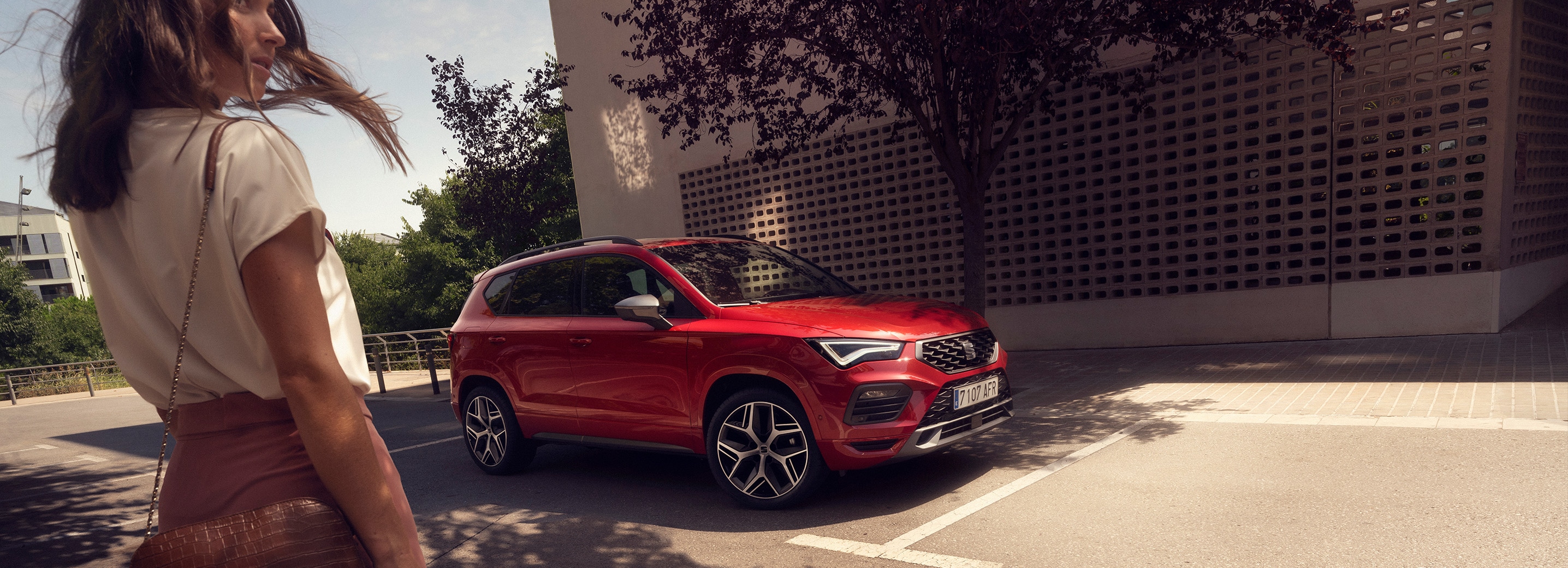 Vrouw naast rode SEAT Ateca FR
