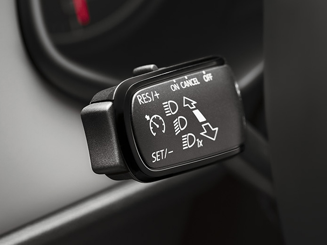 Close-up van de bediening van Cruise Control naast het stuur